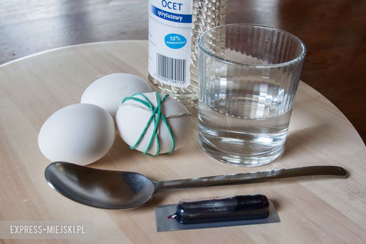 Krok 1: przygotowanie składników: ugotowanych na twardo jajek, gumek recepturek, octu, wody, łyżki, barwnika