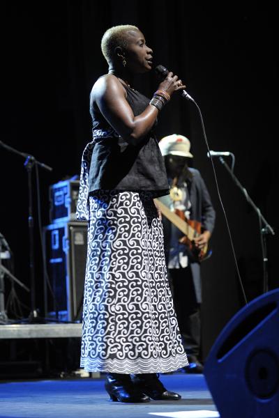 Angelique Kidjo rozgrzewająca publiczność