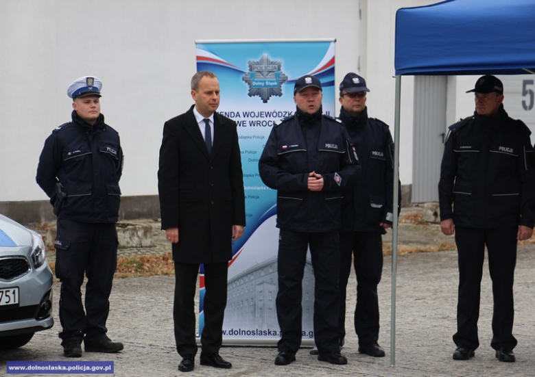 Policjanci z Dolnego Śląska otrzymają nowe pojazdy marki BMW i Kia