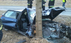 W samochodzie zostały uwięzione dwie osoby