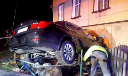 BMW wjechało w dom. Pasażer ma złamany nos, kierowca rękę