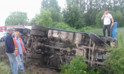 Ciężarówka w rowie na krajowej ósemce w Szklarach