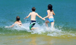 Planujesz wypoczynek nad wodą? Przeczytaj policyjny poradnik