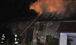 Pożar stodoły w Potworowie. Ogień gasiło kilka zastępów straży pożarnej