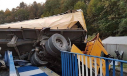 Droga w Mąkolnie zablokowana po kolizji z udziałem ciężarówki
