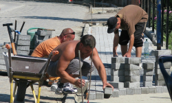 Wyłożą kostką teren przy świetlicy i plac zabaw. Ruszają inwestycje w gminie Ciepowody