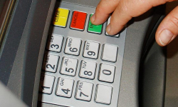 Nie wziął pieniędzy z bankomatu i...odszedł. Stracił tysiąc złotych