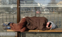 Idzie zima. Policja apeluje: Zwróćmy uwagę na osoby bezdomne i samotne