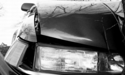 Osobówka uderzyła w barierę energochłonną. Pasażerka trafiła do szpitala