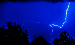 IMGW ostrzega: Dziś po południu również może zagrzmieć i popadać