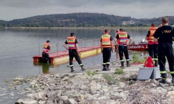 Strażacy-zawodowcy ćwiczyli na wodzie
