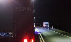 Kolizja w środku nocy. Pojazd dostawczy najechał na tył ciężarówki