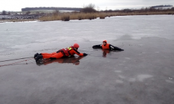 Strażacy ćwiczyli na lodzie