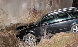 Wjechał autem do rowu i uderzył w murek. Był pijany, miał przy sobie amfetaminę