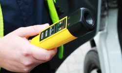 Był pijany jak bela. Wsiadł za kółko i trzykrotnie wjechał w budynek mieszkalny