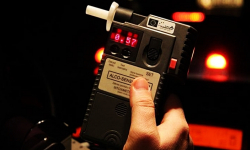 73-latek bez uprawnień jechał pijany i wjechał w zaparkowane Audi. Plaga nietrzeźwych kierowców