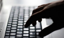 Opłacił przesyłkę „za pobraniem”, w środku była ulotka. Nowy sposób oszustów na łatwy zysk