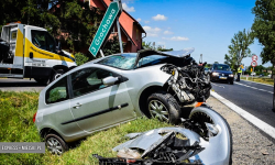 Zderzenie osobówki z ciężarówką przy zjeździe w kierunku miejscowości Grochowa