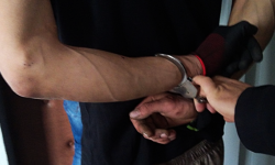 Był poszukiwany nakazem doprowadzenia do zakładu karnego, wpadł podczas kradzieży