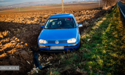 Osobówka w rowie przed Ciepłowodami