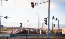 Trwa montaż słupa sygnalizcyjnego na skrzyżowaniu krajowej ósemki z małą obwodnicą Ząbkowic Śląskich