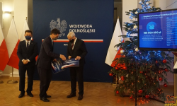 „Zapewnimy godne warunki pracy dla naszych ratowników”. Starosta odebrał promesę z RFIL