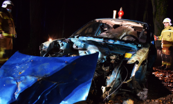 Tajemniczy wrak na łuku nieoświetlonej drogi, a na jego dachu płonący znicz