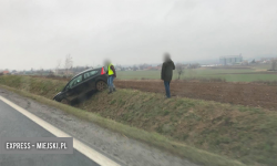 Auto w rowie na krajowej ósemce, a w środku... młody mężczyzna z piwem w ręku