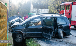 Opel wypadł z drogi, uderzył w słup energetyczny i staranował stojące na poboczu auto