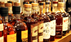 35-latek ukradł ze sklepu 4 butelki whisky. Zanim został zatrzymany dwie z zdołał już sprzedać