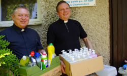 Ponad miesiąc po powodzi. W Ciepłowodach trwa porządkowanie, pomaga parafia i Caritas