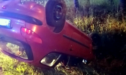 Dachowali, bo nietrzeźwy pasażer zaciągnął hamulec ręczny. Kierowca miał blisko dwa promile