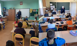 Policjanci spotykają się z uczniami w ramach akcji pn. „Bezpieczna droga do szkoły”