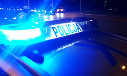 Pijany siedząc na miejscu pasażera zwolnił hamulec i spowodował kolizję. Ucieczkę udaremnił świadek