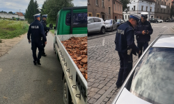 Smartfon za kierownicą równie niebezpieczny jak alkohol. Uświadamiające działania policji na drodze