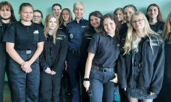 Policjantka z wizytą w klasie policyjnej w Ziębicach