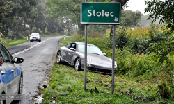 Porsche wypadło z drogi w Stolcu. Policja szuka świadków zdarzenia
