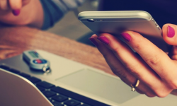 Wysłała mężczyźnie swoje nagie zdjęcia. Ten zaczął ją szantażować