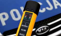 Chciał włączyć światła w koparce, trafił do szpitala ze złamaną nogą