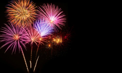 Policjanci kontrolują punkty sprzedaży fajerwerków