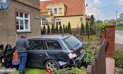 Zderzenie dwóch audi na skrzyżowaniu. Jedno z aut przebiło ogrodzenie i zatrzymało się na posesji