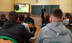 Ząbkowiccy policjanci rozmawiają z uczniami o bezpieczeństwie
