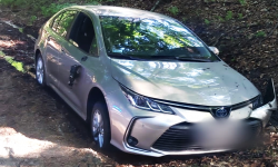 Dwaj pijani kierowcy skończyli podróż w przydrożnym rowie. Jeden z nich to obywatel Singapuru