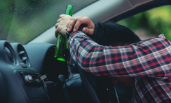 44-latek miał prawie 2,5 promila i kierował bez uprawnień. Jechał na stację benzynową po zapiekankę