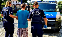 Jednej nocy dokonał kradzieży dwóch pojazdów. Przed policją schował się... pod łóżkiem