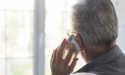 74-latek stracił niemal 15 tys. zł. Chciał zainwestować w akcje „Orlenu”