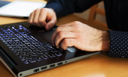 Uwierzył, że ktoś włamał się na jego konto bankowe. Padł ofiarą oszusta, stracił 36 tys. zł