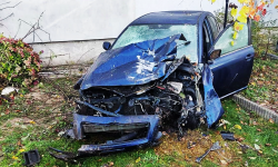 Toyota dachowała i zatrzymała się na budynku mieszkalnym. Za kierownicą pijany 27-latek