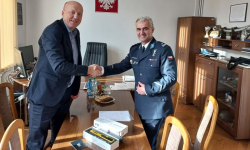 Burmistrz Ziębic przekazał policjantom nowy alkomat