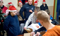 Wspólna pomoc młodzieży i policji dla wychowanków Domu Pomocy Społecznej w Opolnicy